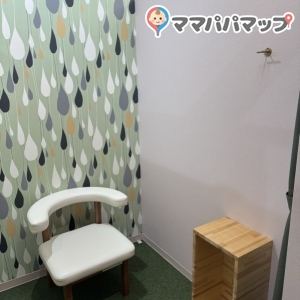 床が絨毯なので子どもを座らせても問題なかった。壁にあるホックも便利でした！