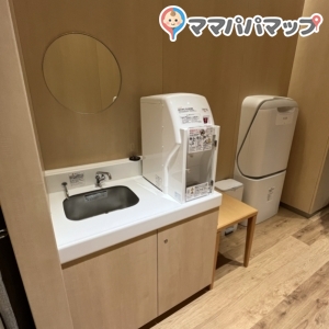 ユニクロ神戸三宮店(4F)の授乳室・オムツ替え台情報 画像4