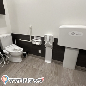 ドラッグイレブン博多駅南6丁目店の授乳室・おむつ替え台の写真(1枚目)