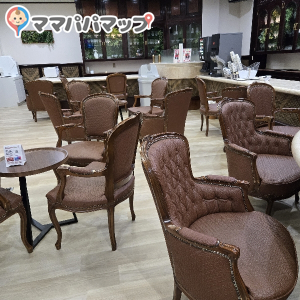 ベビールーム横のラウンジです。フリードリンク飲めます。