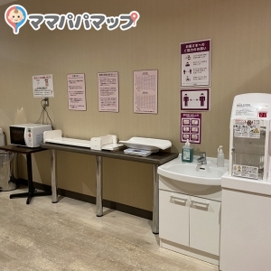  左からオムツ用ゴミ箱、電子レンジ、身長計、ベビースケール、手洗い場、調乳用のお湯、シンク　がありました。