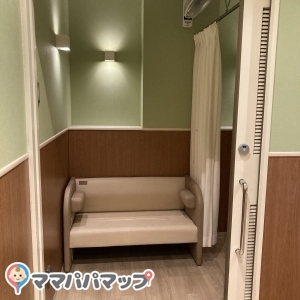 広い方の個室にはソファーもあります。