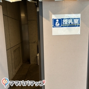 入り口。横に自販機があり、誰かが飲み物を買う音で子供がびっくりしてた