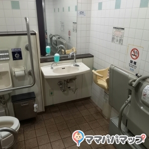 多目的トイレ内　成人用の簡易ベッドが備え付けられています。