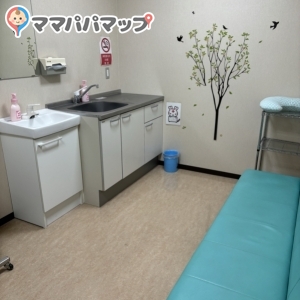 長椅子と授乳クッションがあります。