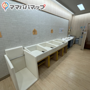 オムツ台4つと立ってオムツ交換するスペースが1つあります。