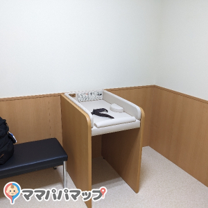 ヤマダデンキテックランドNew恵庭店(1F)の授乳室・おむつ替え台の写真(2枚目)