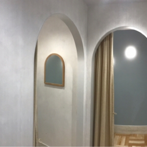 授乳室はかわいい個室がふたつ。ベビーカーごと入れる広さです。