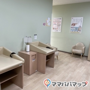 授乳室側から入り口を見たところ。レンジが1台、おむつ台は3台あります。