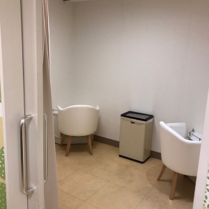 授乳室には台と椅子が3つずつ