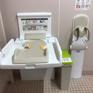 個室トイレ内のおむつ替えコーナー