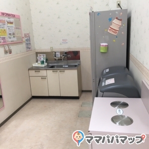 通常のゴミ箱やオムツ捨て、蛇口などがあり便利。