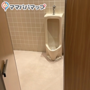 4階女性トイレ個室入り口（激せま）