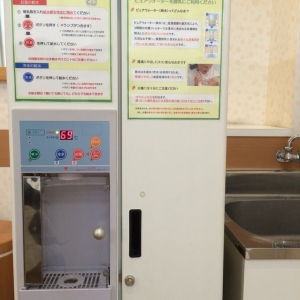 入って正面に給水給湯器とシンクがあります。
