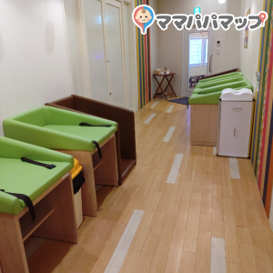 ３月の日曜日のお昼時に利用しましたが、混雑もなくゆっくりおむつ替え、授乳ができました。