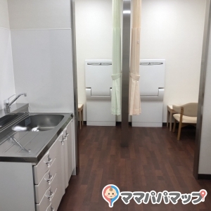 カーテンで仕切られる授乳スペースが２つあります