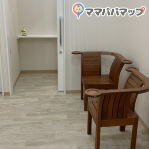 椅子もあり広々（2Fみんなのトイレ授乳室）