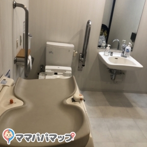 多目的トイレにオムツ台があります。オムツ交換目的だけでも、フロントで声をかけると親切に案内してくださいました。