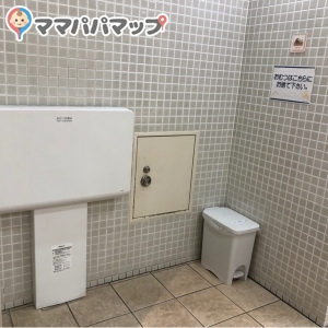 近くの女性用トイレにオムツ替えスペースあります