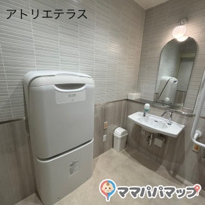 アトリエテラスの多目的トイレ内にオムツ替え台がありました。広く作られているためベビーカーも余裕で入れます。