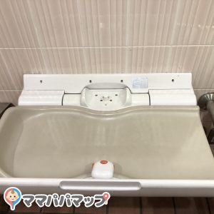 多目的トイレ内のオムツ台