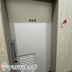 女子トイレの手前に授乳室がありました。鍵付きで1室のみです。