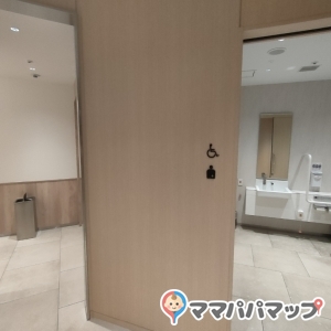 授乳室の隣にも多目的トイレがありオムツ替え可能
