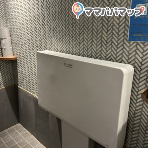 おむつ替え用の台がトイレにありました