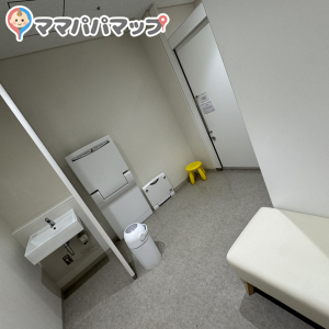 室内雰囲気は綺麗で良かった。奥に女性専用の授乳室1つあり。