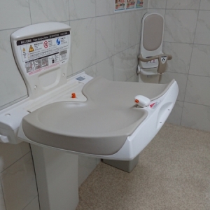 ファミリートイレにオムツ交換台が一つあります。