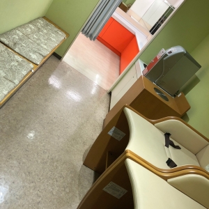 オムツ替えする所と椅子が近いです。ミルク、授乳はこの椅子で(´･-･`)。オムツ交換台はそこそこ綺麗でした。