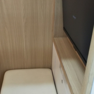 中の様子2 椅子の向かいに台とディスプレイがあります。