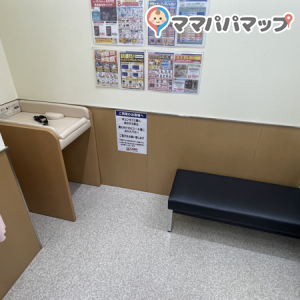 授乳室は簡易ソファ。おむつ替えあり。カーテンはあるがそもそも部屋に鍵があり1組想定の場所でした。