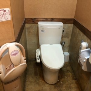 ジョリーパスタ三重川越店(1F)の授乳室・おむつ替え台の写真(1枚目)