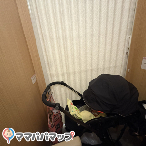 個室の中はギリギリベビーカーが入ります
