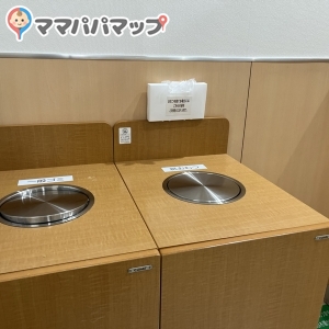 おむつの自販機は無くなっていて、おむつ捨てる用のゴミ袋有り