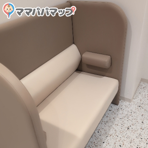 授乳室内のソファー