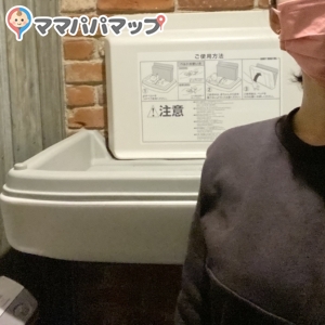 オムツ交換台がありましたが、156 cmの私の肩下という高さで使えませんでした。