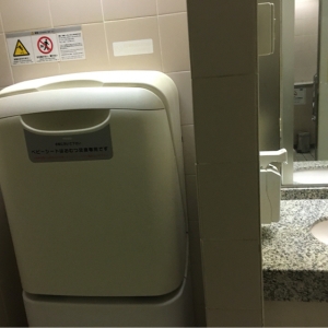 女性用トイレ個室外おむつ台