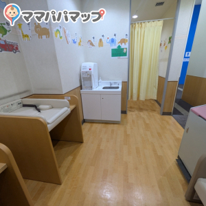 おむつ台の後ろに授乳室と同じタイプのベンチがあるので、ミルクも飲ませることができました。