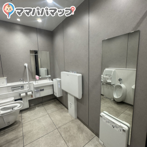 モザイクモール5階 みんなのトイレ 多目的トイレ(5階)のオムツ替え台情報 画像1