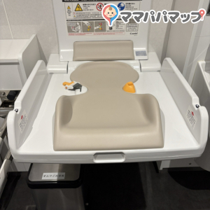 ジャイアンツタウンスタジアム車椅子トイレ(2F)のオムツ替え台情報 画像1