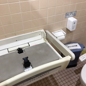 女子トイレ内におむつ台がある個室あり