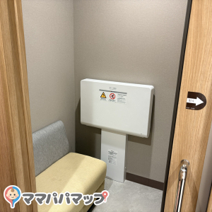 チャーリー(1F)の授乳室・おむつ替え台の写真(1枚目)