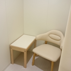 授乳スペースはカーテンで仕切られています