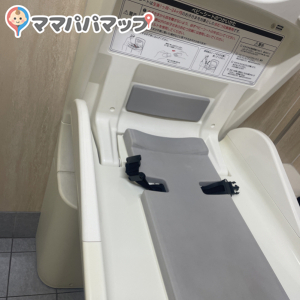 カワチ薬品 富士厚原店の授乳室・おむつ替え台の写真(1枚目)