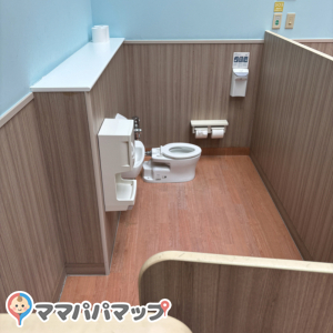 グランツリー武蔵小杉  4Fベネッセ教室裏(4F)の授乳室・おむつ替え台の写真(2枚目)