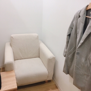 個室内にはソファとテーブルがあります。ハンガーもあるので上着も掛けられます。