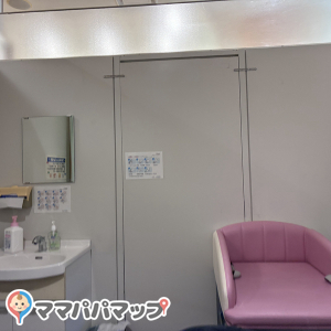 北野病院3階受付D(3F)の授乳室・おむつ替え台の写真(1枚目)