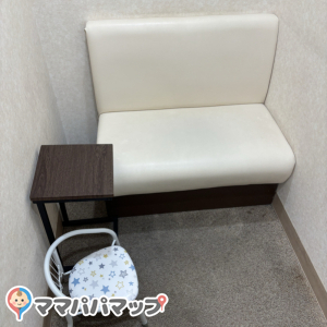 3部屋あるうちの一部屋。肘掛けはないものの、ベビーカーも一緒に入っても広々としてます。エアコンも効いていて過ごしやすかったです。子供さんがいる方はこの小さい椅子に座ってもらうこともできるかもしれないですね！